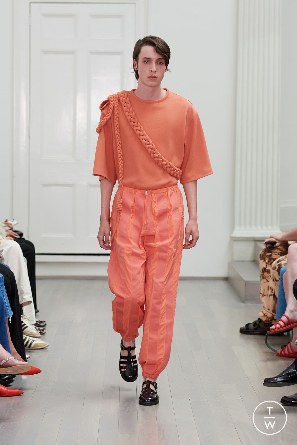 Fashion Week London Spring-Summer 2025 look 14 from the Denzil Patrick collection 男装