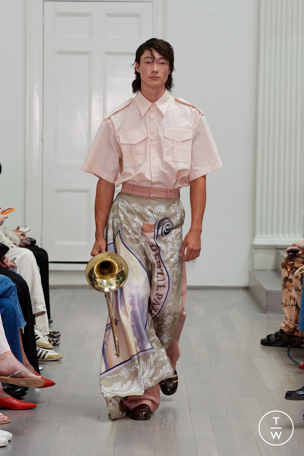 Fashion Week London Spring-Summer 2025 look 17 from the Denzil Patrick collection 男装
