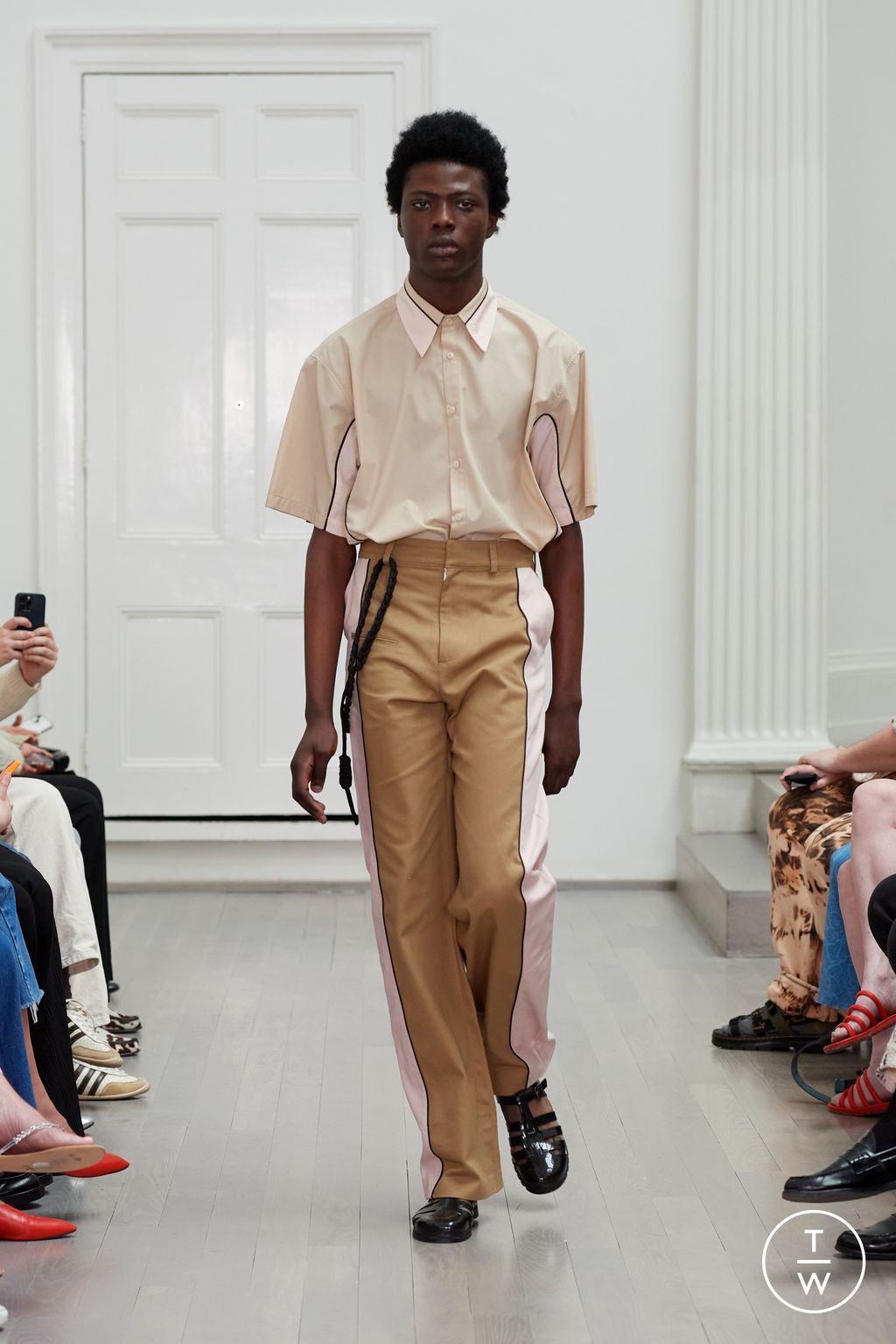 Fashion Week London Spring-Summer 2025 look 18 from the Denzil Patrick collection 男装