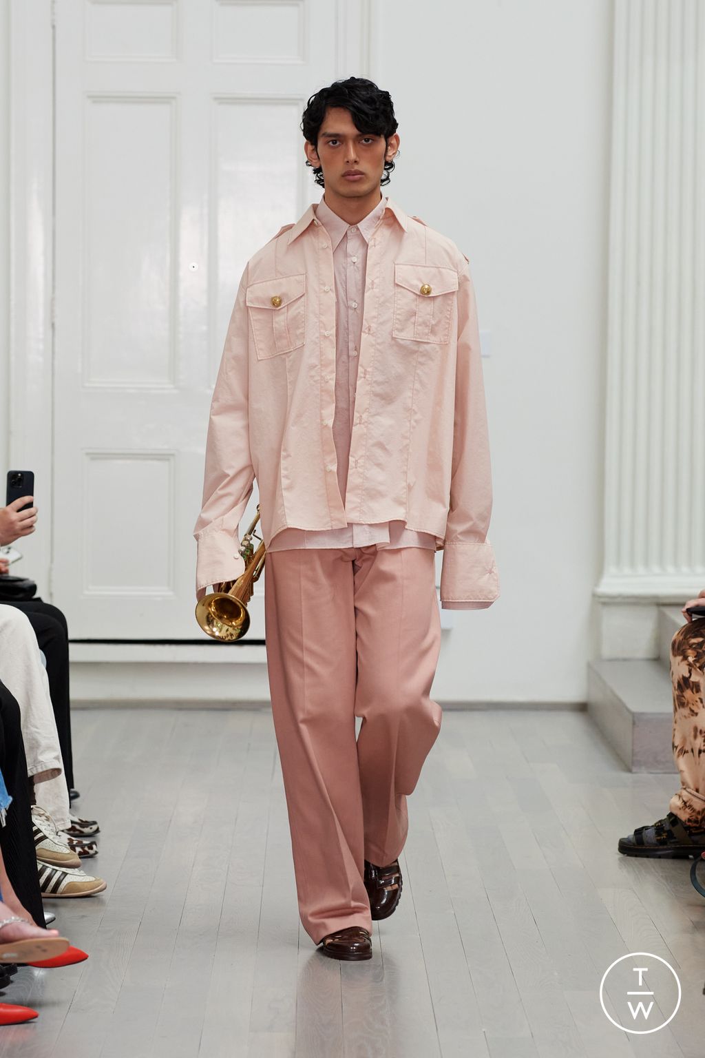 Fashion Week London Spring-Summer 2025 look 20 from the Denzil Patrick collection 男装