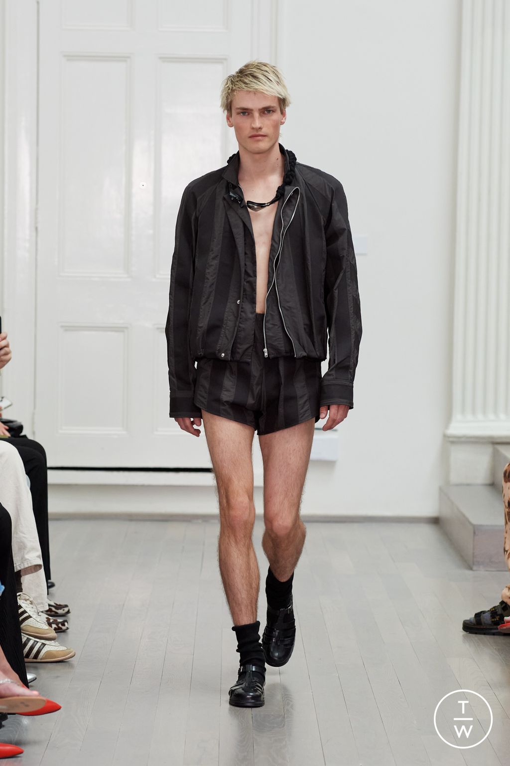 Fashion Week London Spring-Summer 2025 look 22 from the Denzil Patrick collection 男装