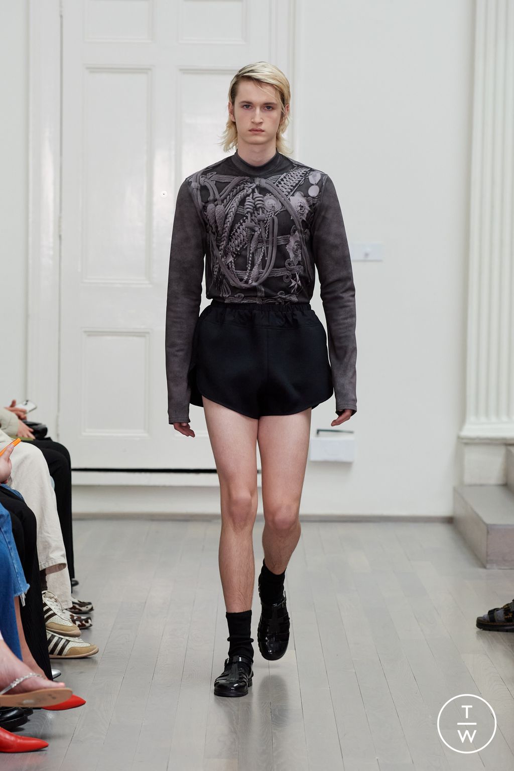 Fashion Week London Spring-Summer 2025 look 23 from the Denzil Patrick collection 男装
