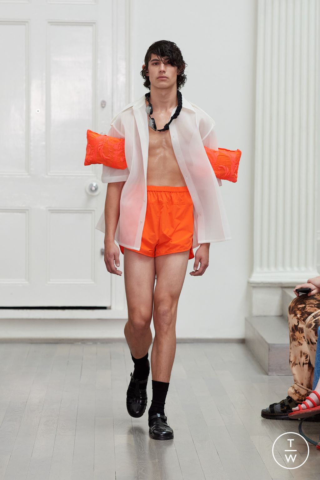 Fashion Week London Spring-Summer 2025 look 24 from the Denzil Patrick collection 男装