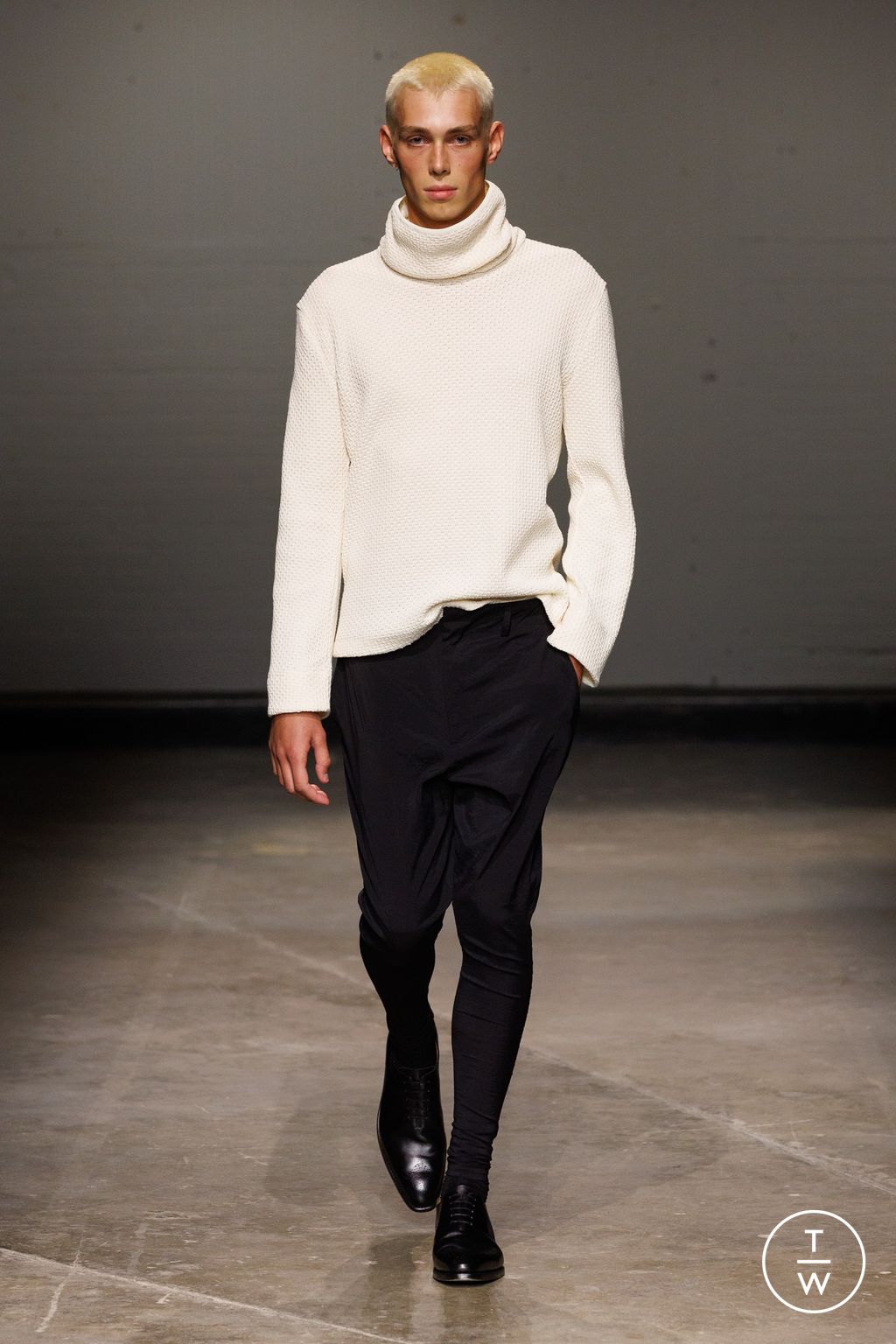 Fashion Week London Spring-Summer 2025 look 17 from the DERRICK collection menswear