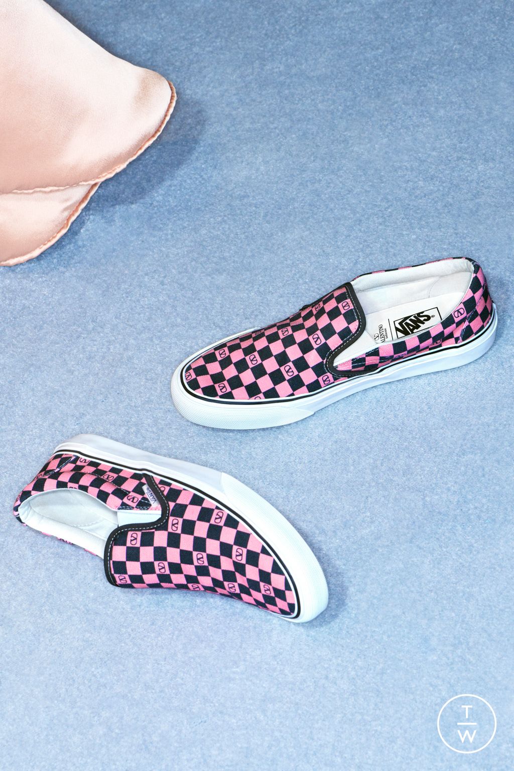 Fashion Week Paris Resort 2026 look 90 from the Valentino collection womenswear accessories