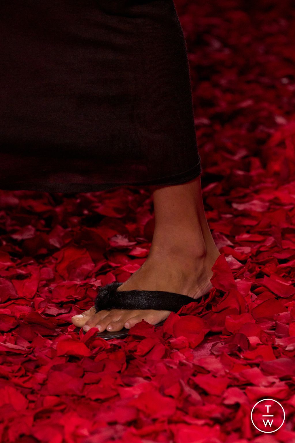 Fashion Week Milan Fall/Winter 2025 look 1 from the Ferragamo collection 女装配饰