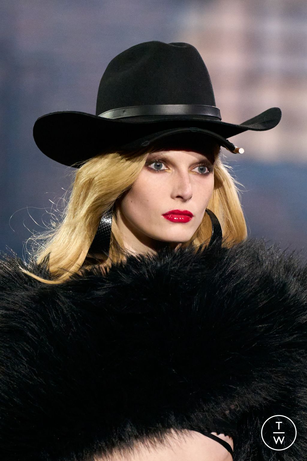 Fashion Week Milan Fall/Winter 2025 look 3 from the Dsquared2 collection 女装配饰