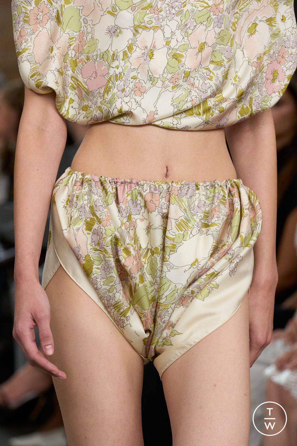 Fashion Week New York Spring/Summer 2026 look 12 from the Calvin Klein Collection collection womenswear accessories