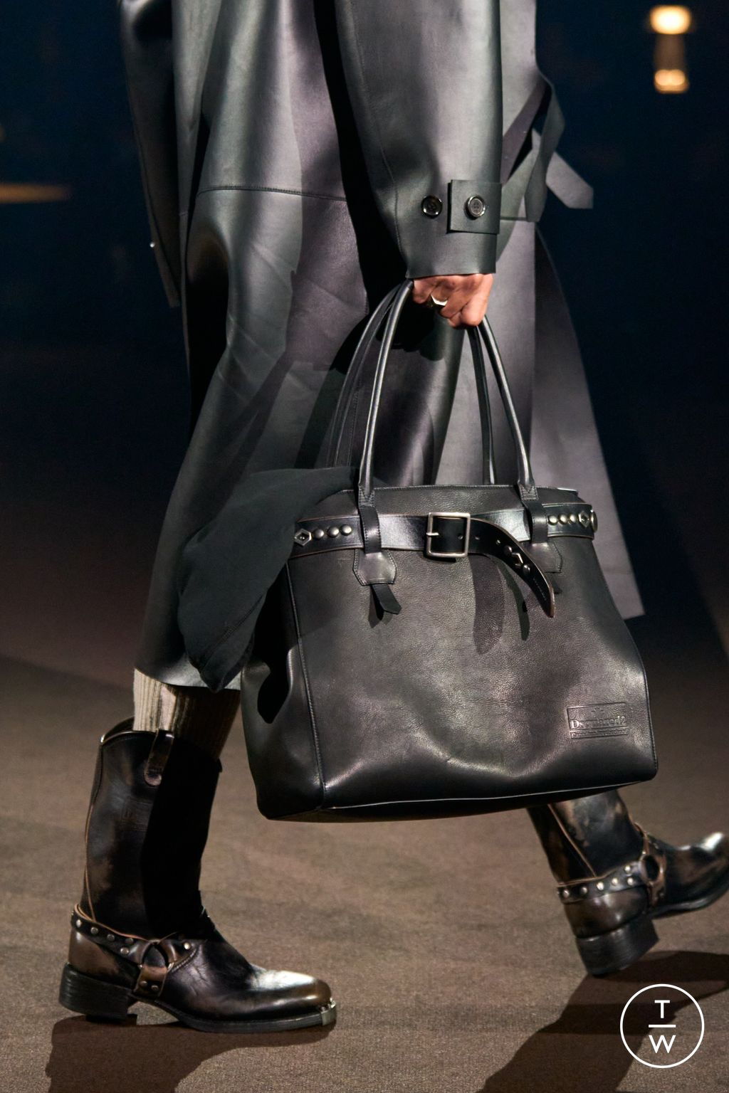 Fashion Week Milan Fall/Winter 2025 look 4 de la collection Dsquared2 womenswear accessories