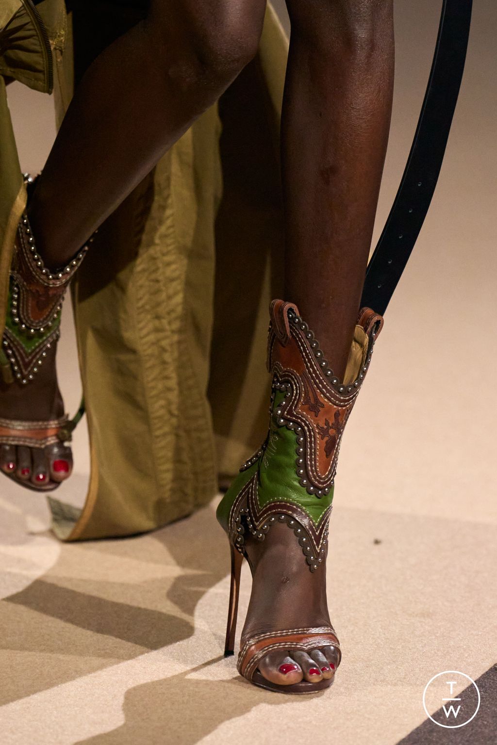 Fashion Week Milan Fall/Winter 2025 look 6 from the Dsquared2 collection 女装配饰