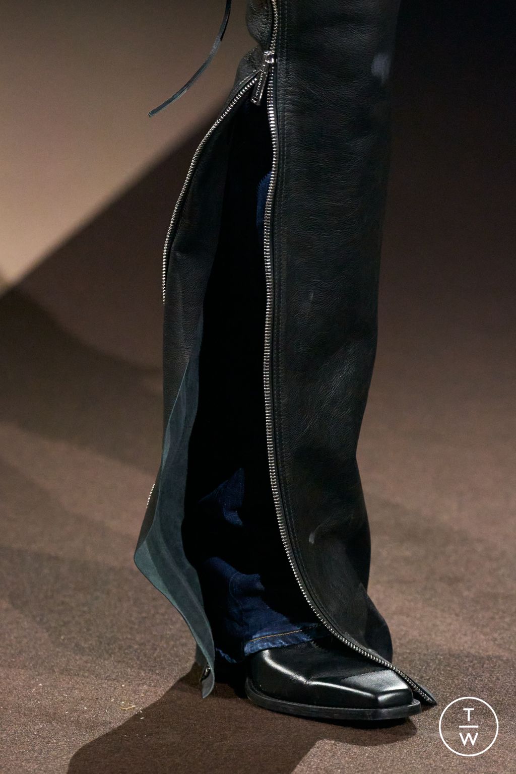 Fashion Week Milan Fall/Winter 2025 look 9 from the Dsquared2 collection 女装配饰