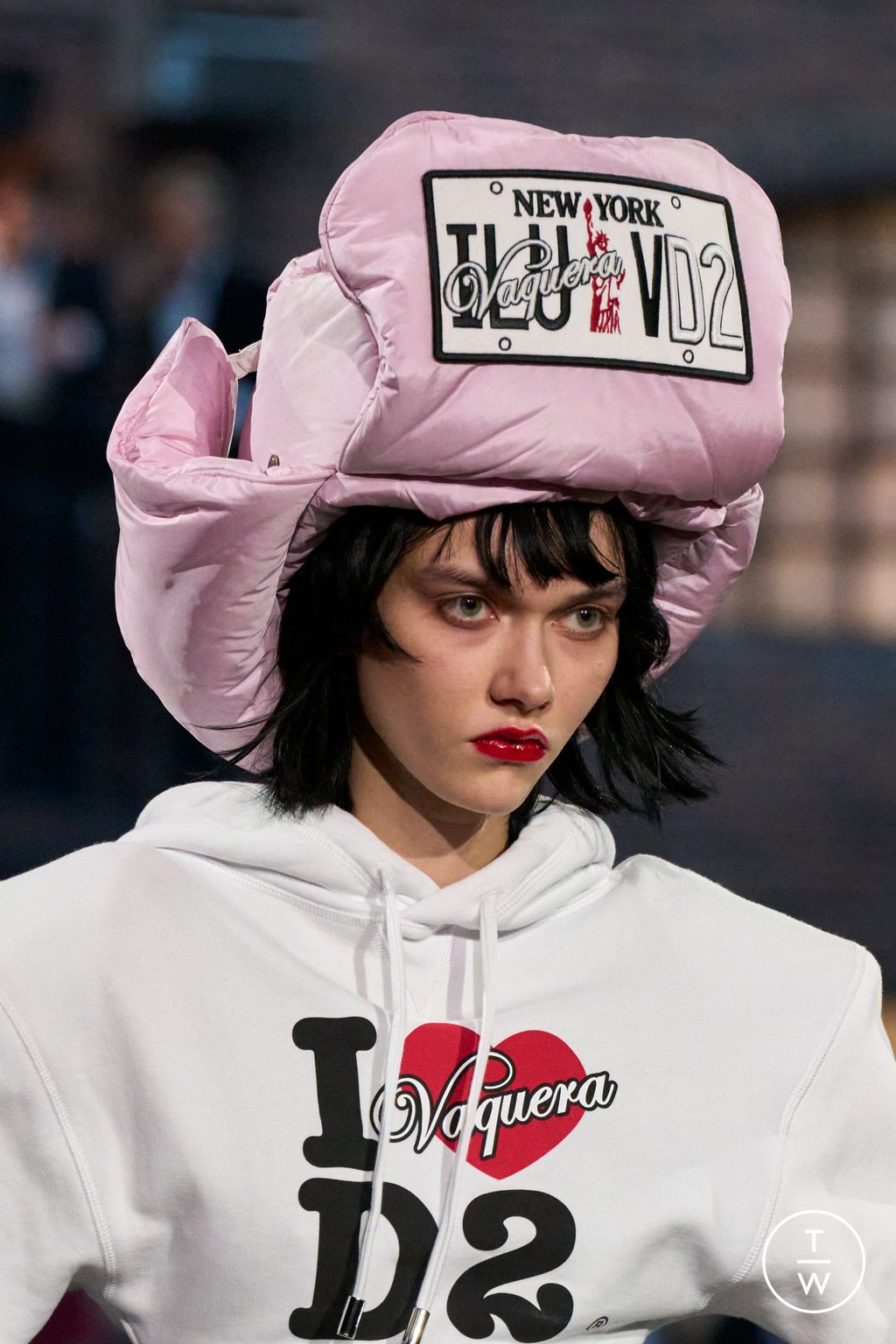 Fashion Week Milan Fall/Winter 2025 look 11 de la collection Dsquared2 womenswear accessories