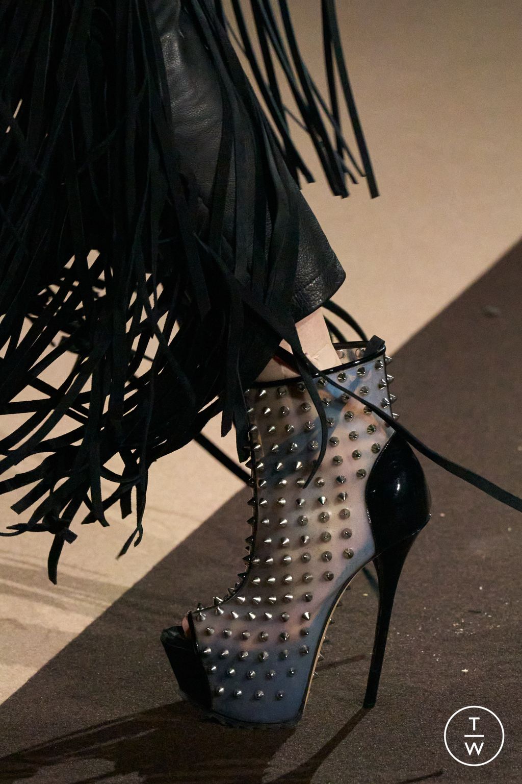 Fashion Week Milan Fall/Winter 2025 look 13 from the Dsquared2 collection 女装配饰