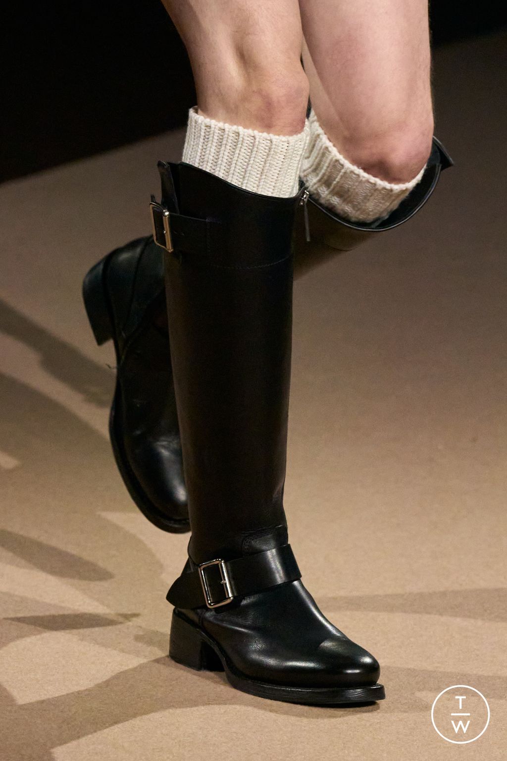 Fashion Week Milan Fall/Winter 2025 look 14 de la collection Dsquared2 womenswear accessories