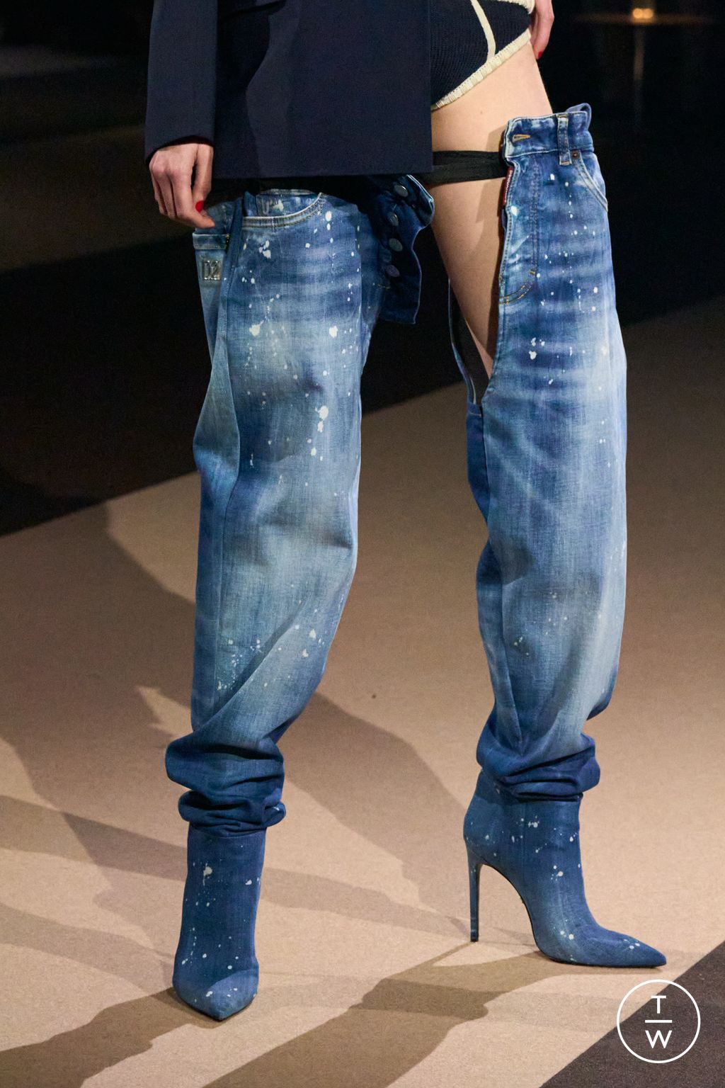 Fashion Week Milan Fall/Winter 2025 look 17 from the Dsquared2 collection 女装配饰