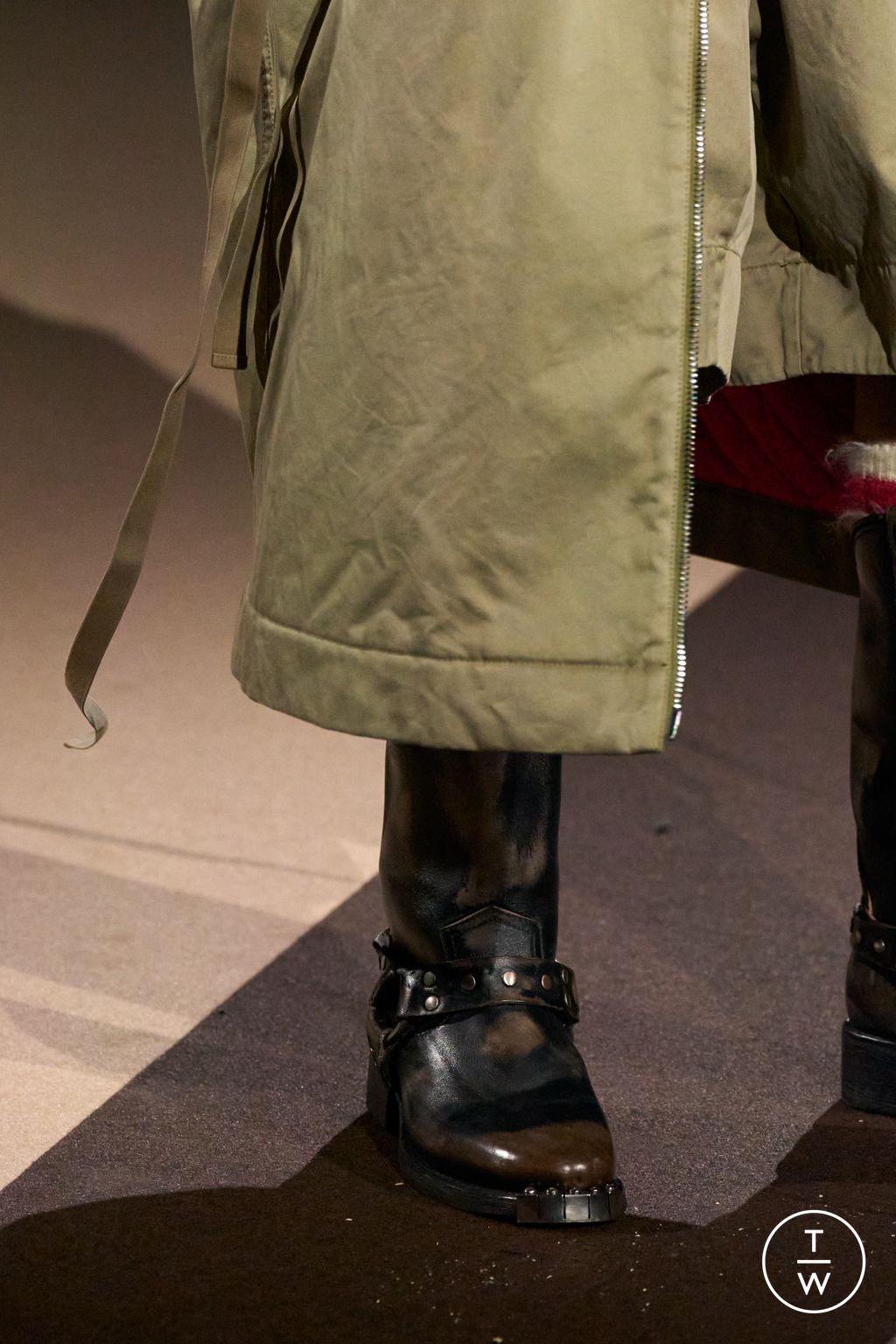 Fashion Week Milan Fall/Winter 2025 look 22 from the Dsquared2 collection 女装配饰