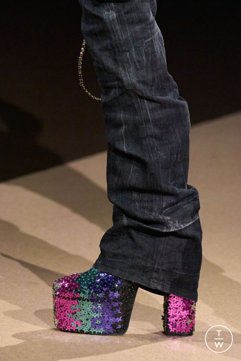 Fashion Week Milan Fall/Winter 2025 look 24 from the Dsquared2 collection 女装配饰