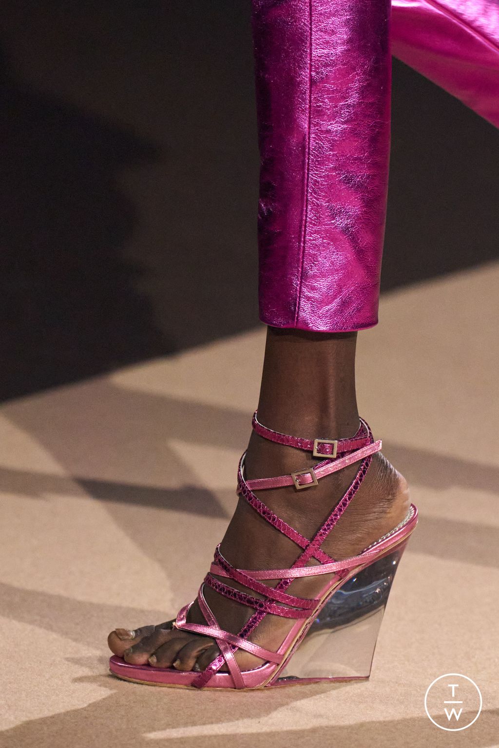 Fashion Week Milan Fall/Winter 2025 look 26 from the Dsquared2 collection 女装配饰