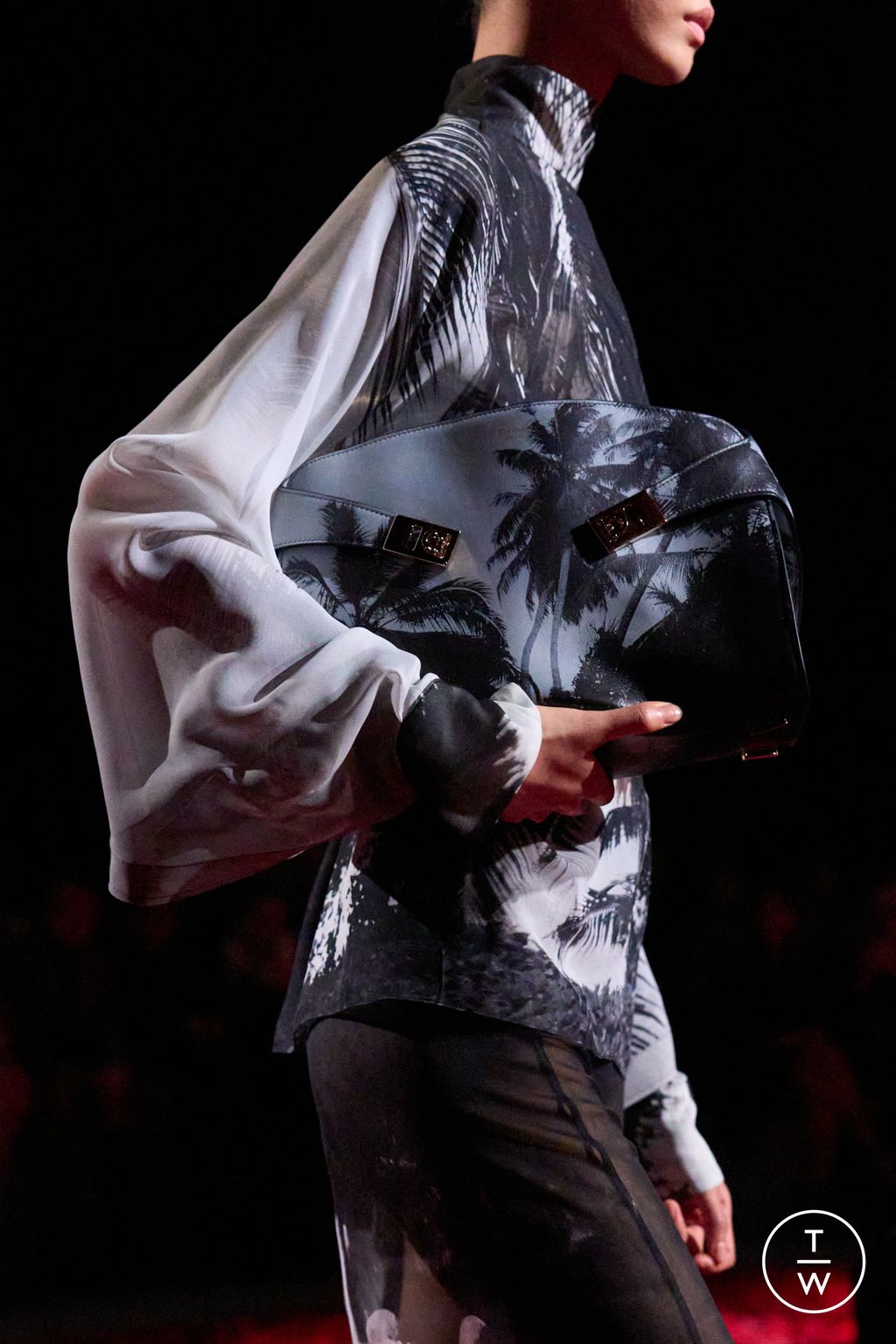 Fashion Week Milan Fall/Winter 2025 look 16 from the Ferragamo collection 女装配饰