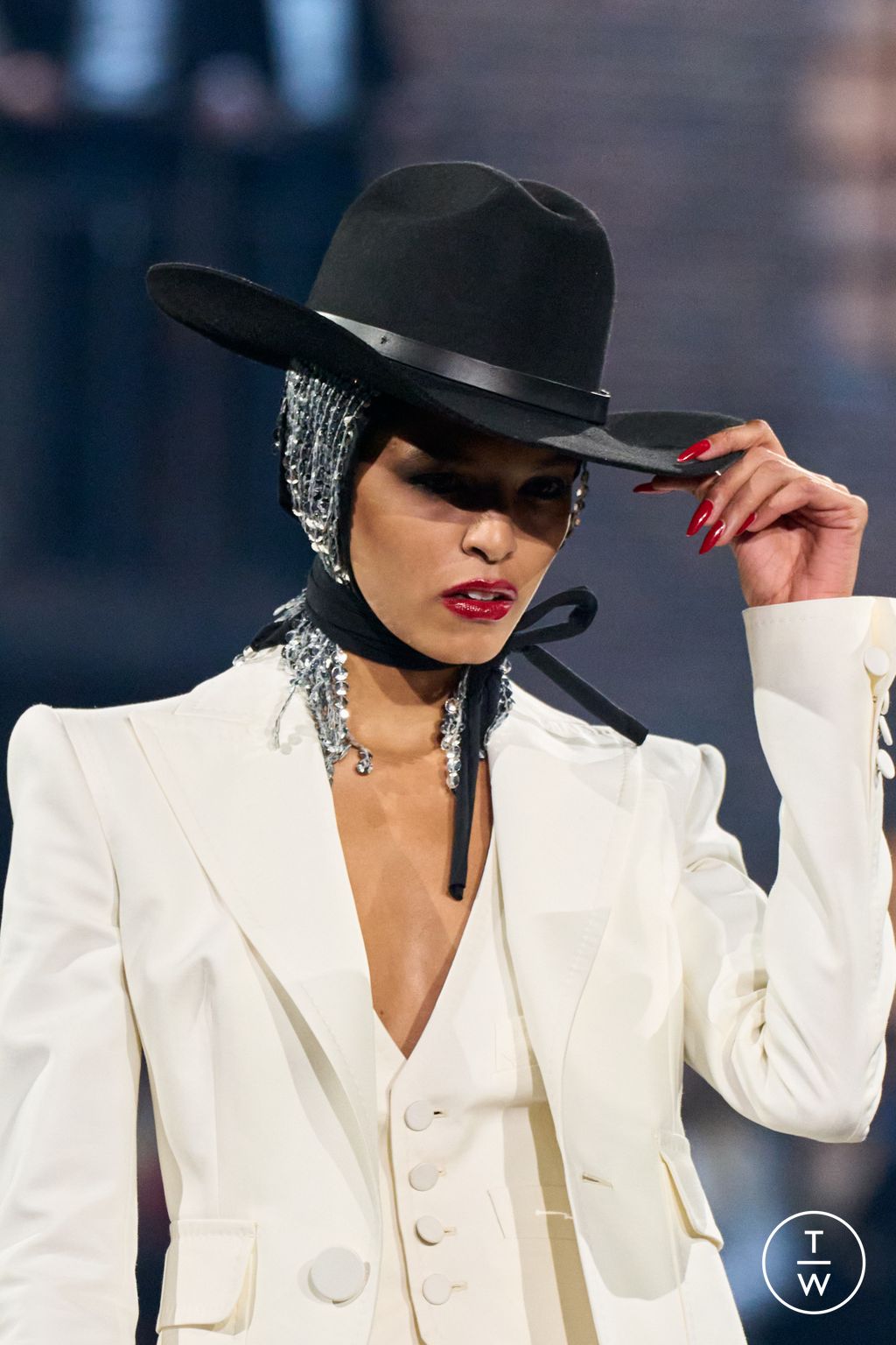 Fashion Week Milan Fall/Winter 2025 look 29 from the Dsquared2 collection 女装配饰