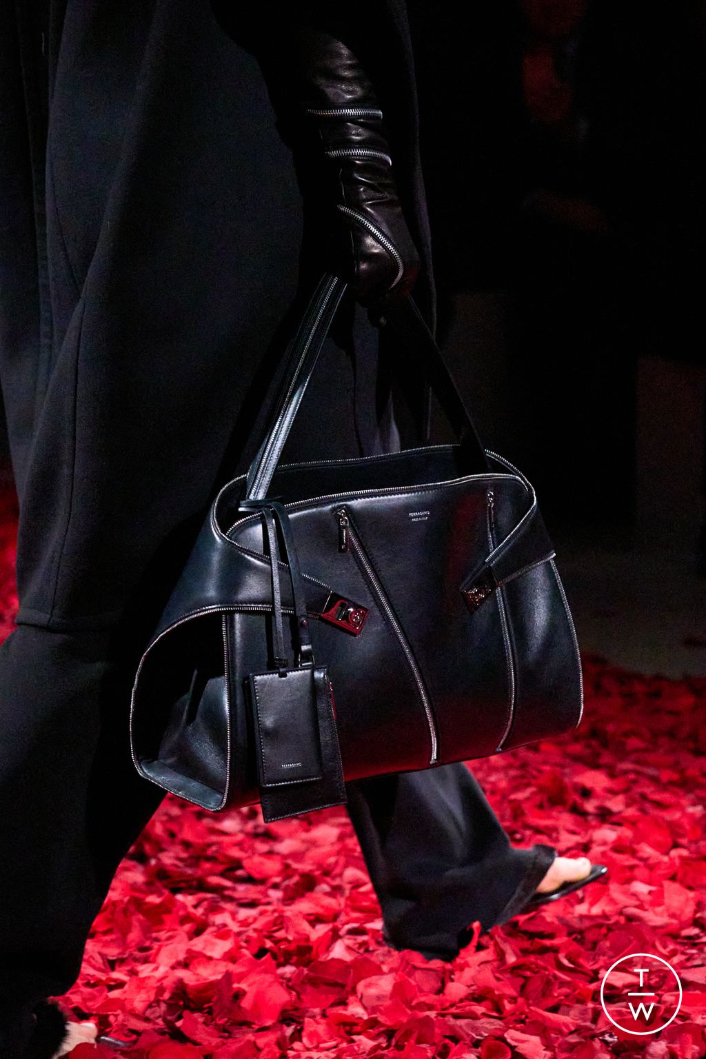 Fashion Week Milan Fall/Winter 2025 look 19 from the Ferragamo collection 女装配饰