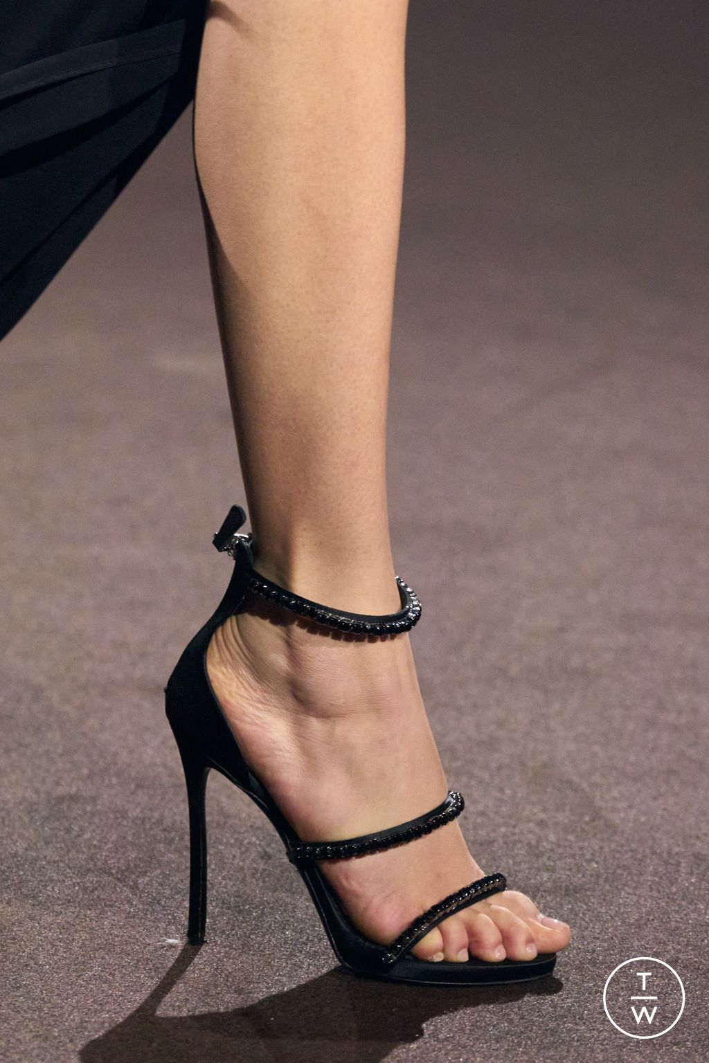 Fashion Week Milan Fall/Winter 2025 look 32 from the Dsquared2 collection 女装配饰