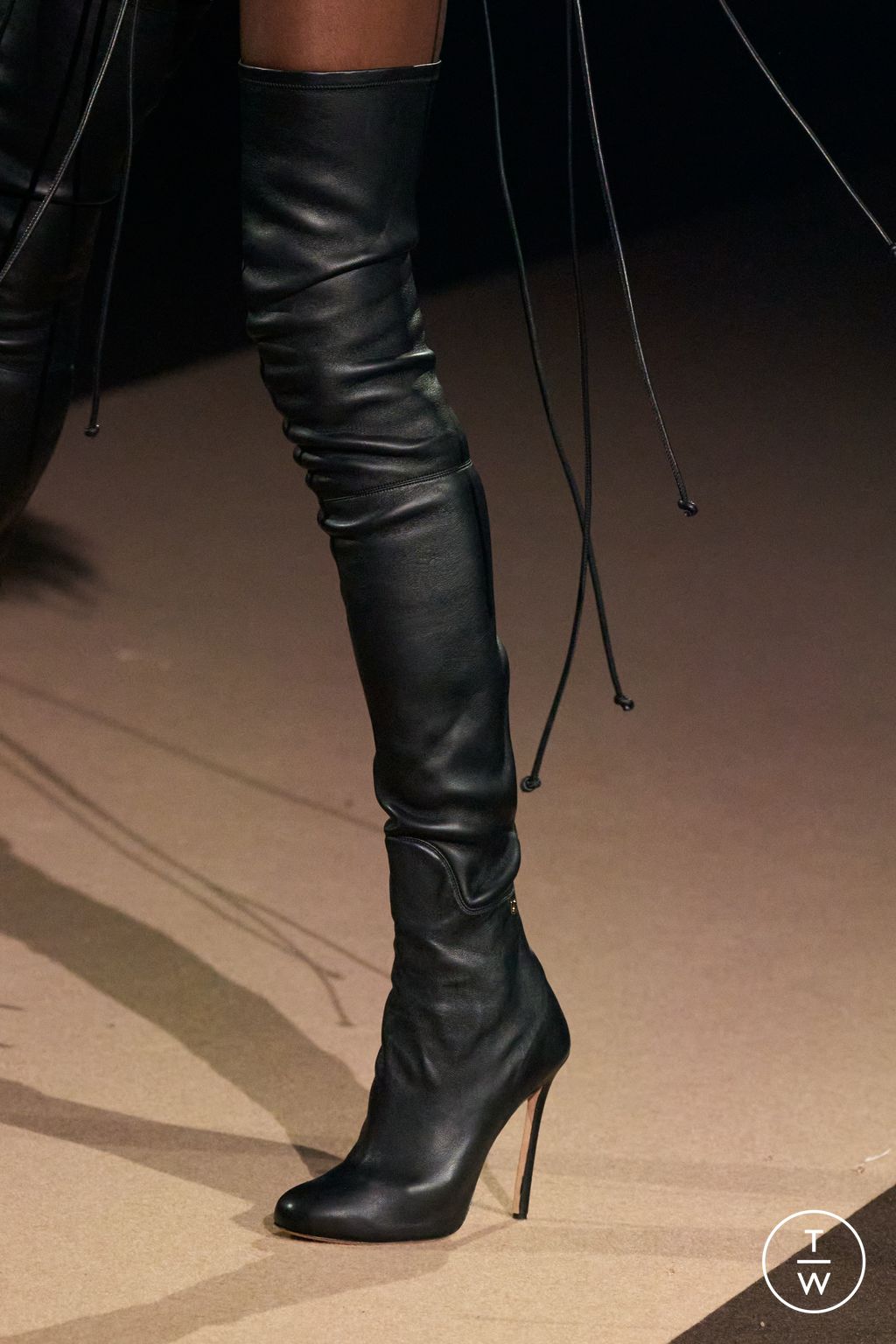 Fashion Week Milan Fall/Winter 2025 look 35 from the Dsquared2 collection 女装配饰