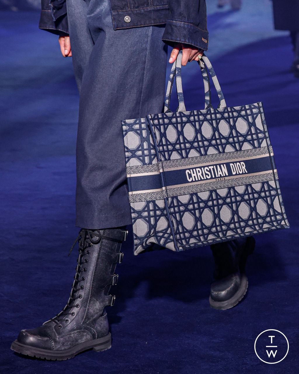 Fashion Week Paris Fall/Winter 2023 look 2 from the Christian Dior collection womenswear accessories
