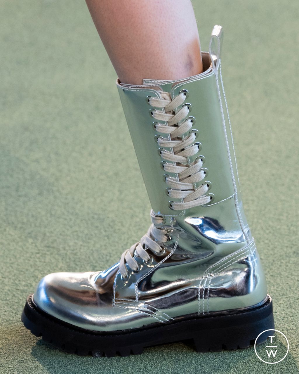 Fashion Week Paris Fall/Winter 2025 look 11 de la collection Rabanne womenswear accessories