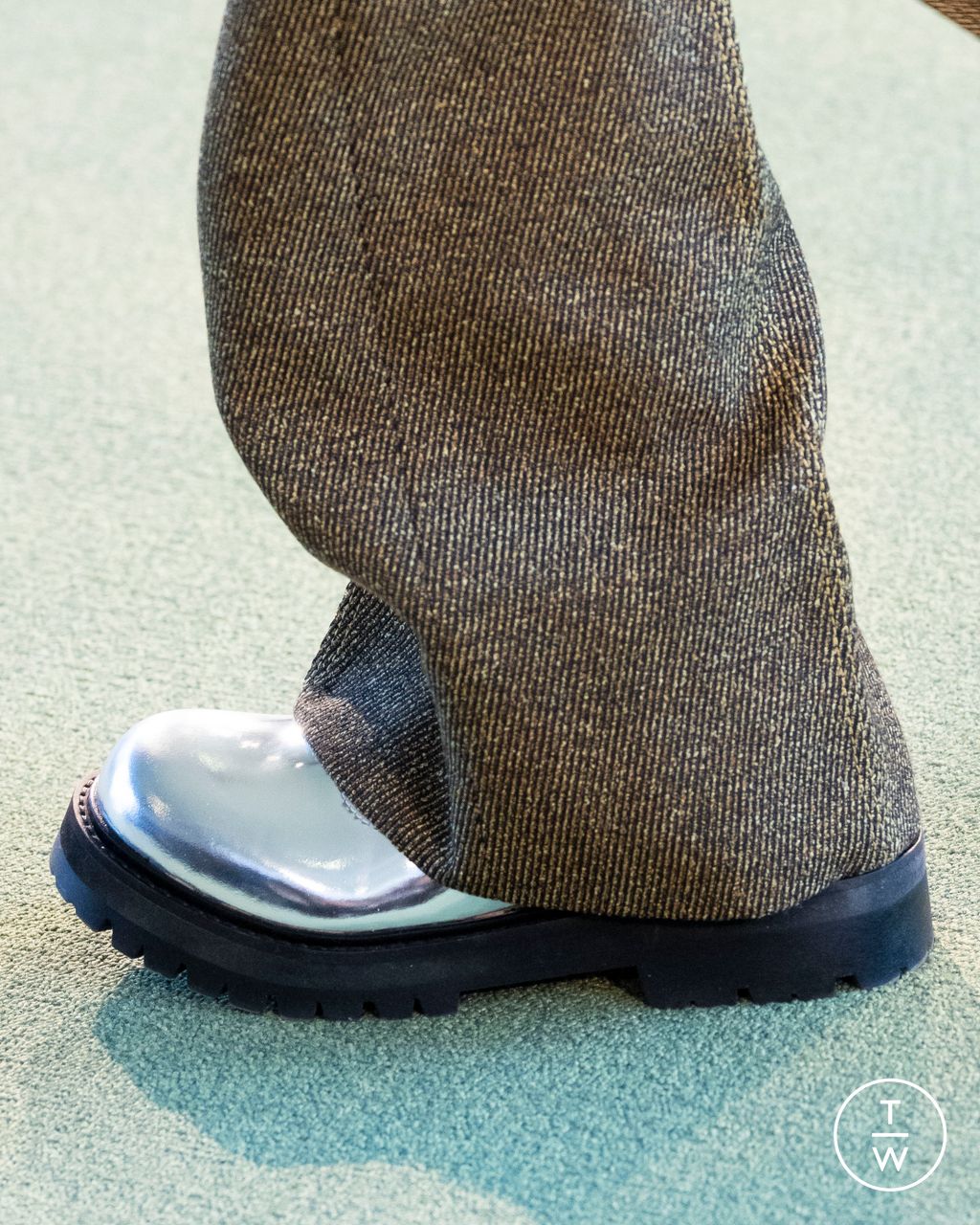 Fashion Week Paris Fall/Winter 2025 look 3 de la collection Rabanne womenswear accessories