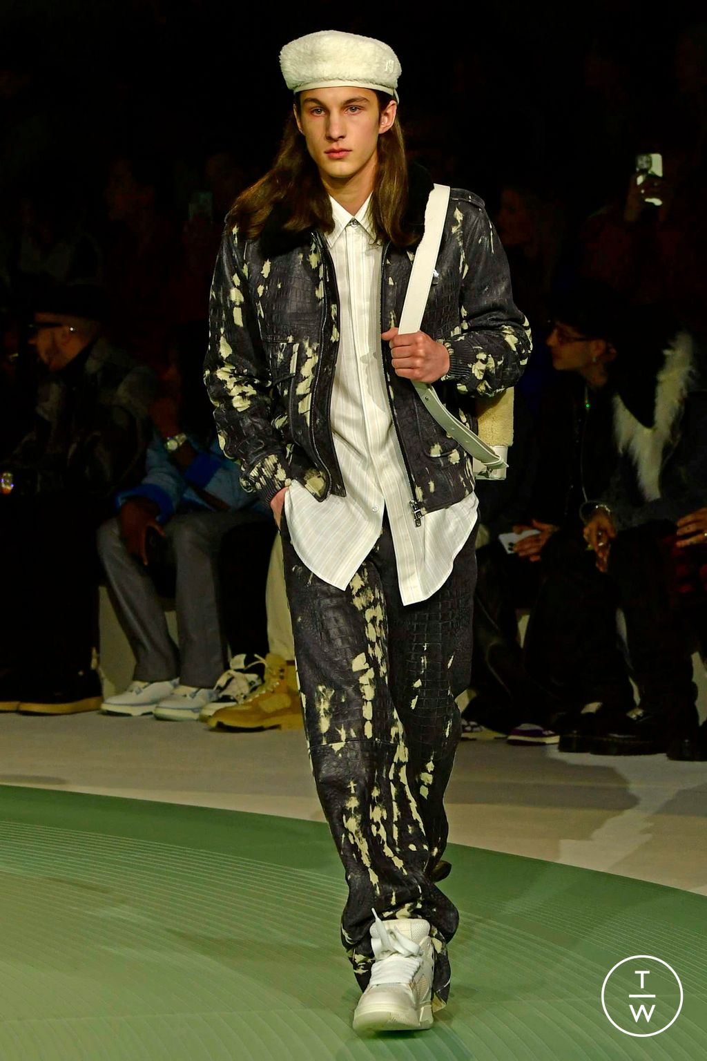 Fashion Week Paris Fall/Winter 2023 look 32 from the Amiri collection 男装