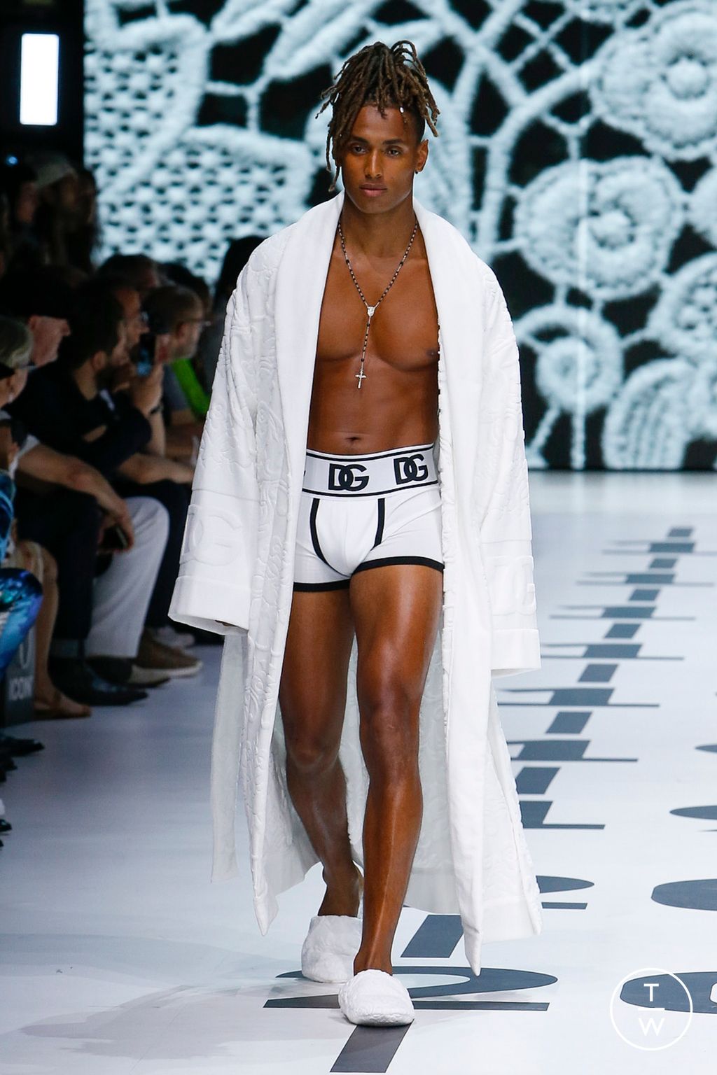 Fashion Week Milan Spring/Summer 2023 look 33 from the Dolce & Gabbana collection menswear