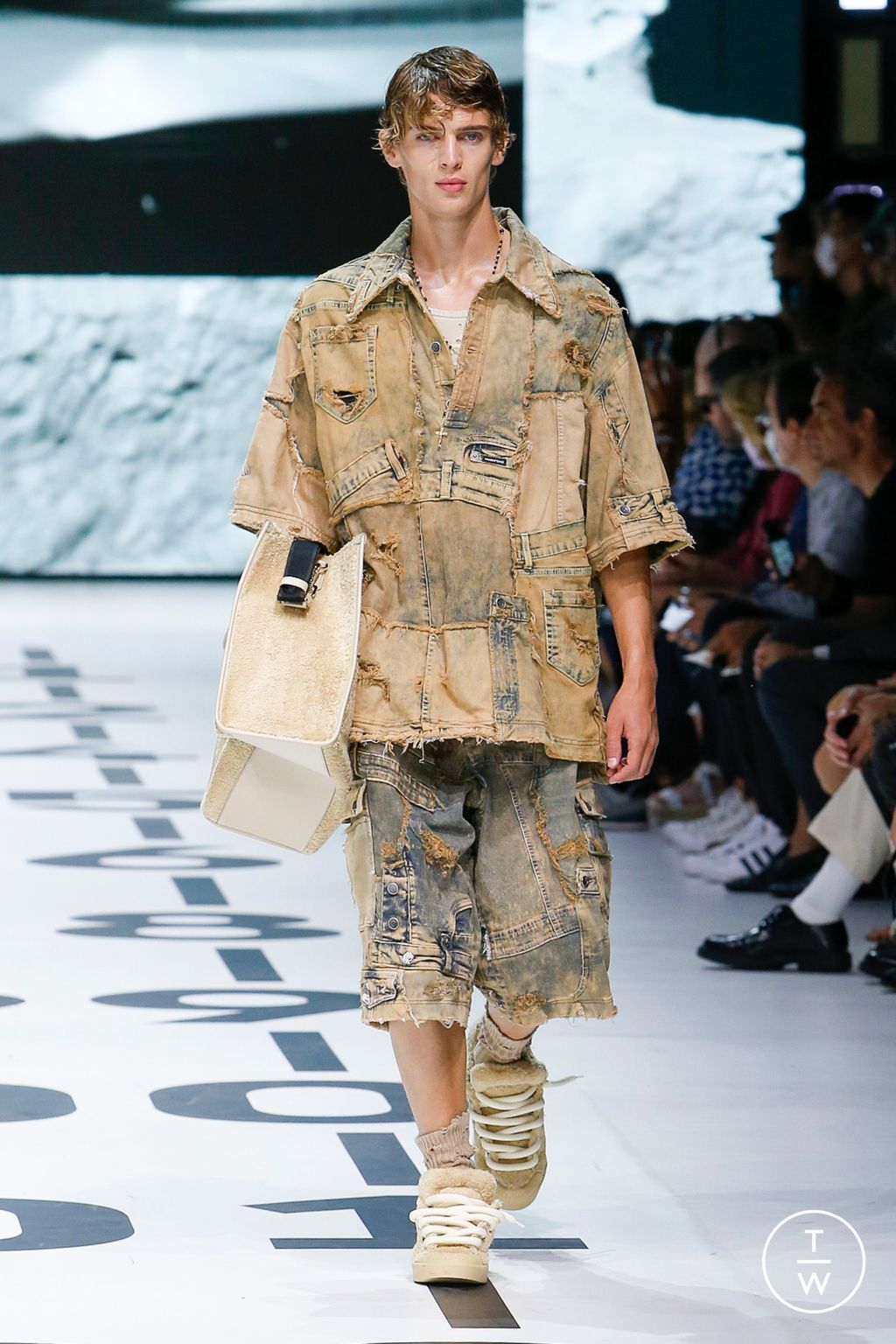 Fashion Week Milan Spring/Summer 2023 look 77 from the Dolce & Gabbana collection 男装