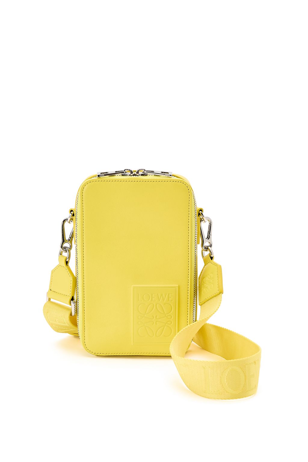 Fashion Week Paris Spring/Summer 2023 look 21 from the Loewe collection 男装配饰