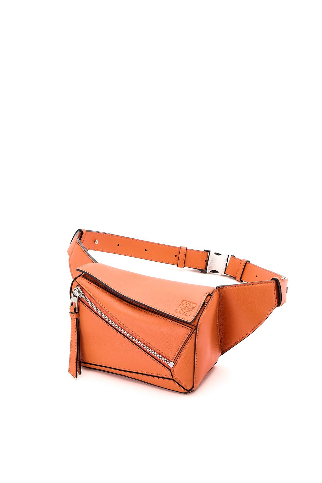 Fashion Week Paris Spring/Summer 2023 look 25 from the Loewe collection 男装配饰