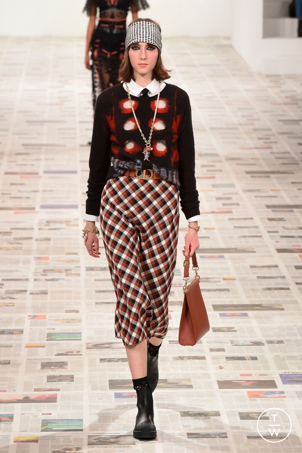 Fashion Week Paris Fall/Winter 2020 look 9 from the Christian Dior collection womenswear