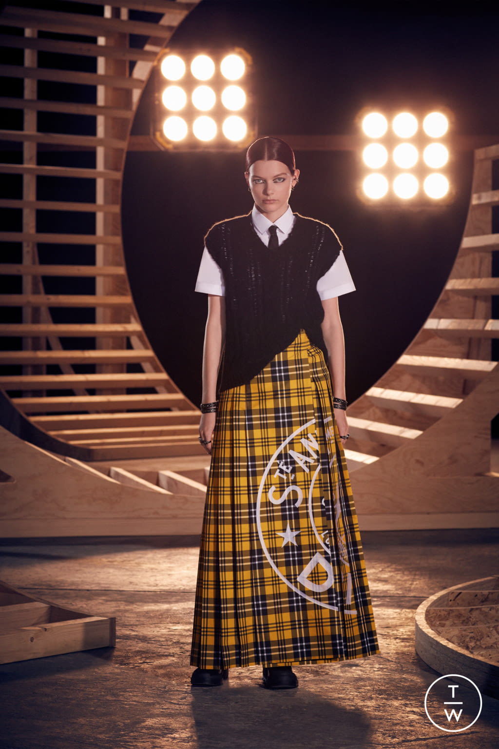 Fashion Week Paris Pre-Fall 2022 look 1 from the Christian Dior collection womenswear