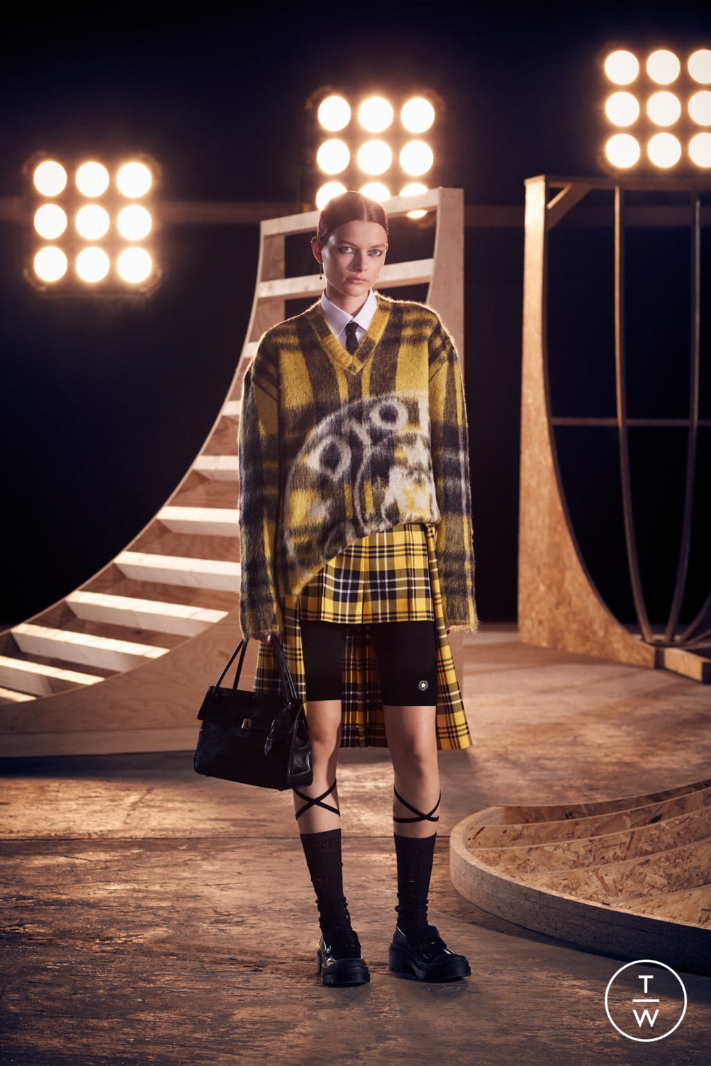 Fashion Week Paris Pre-Fall 2022 look 2 from the Christian Dior collection womenswear