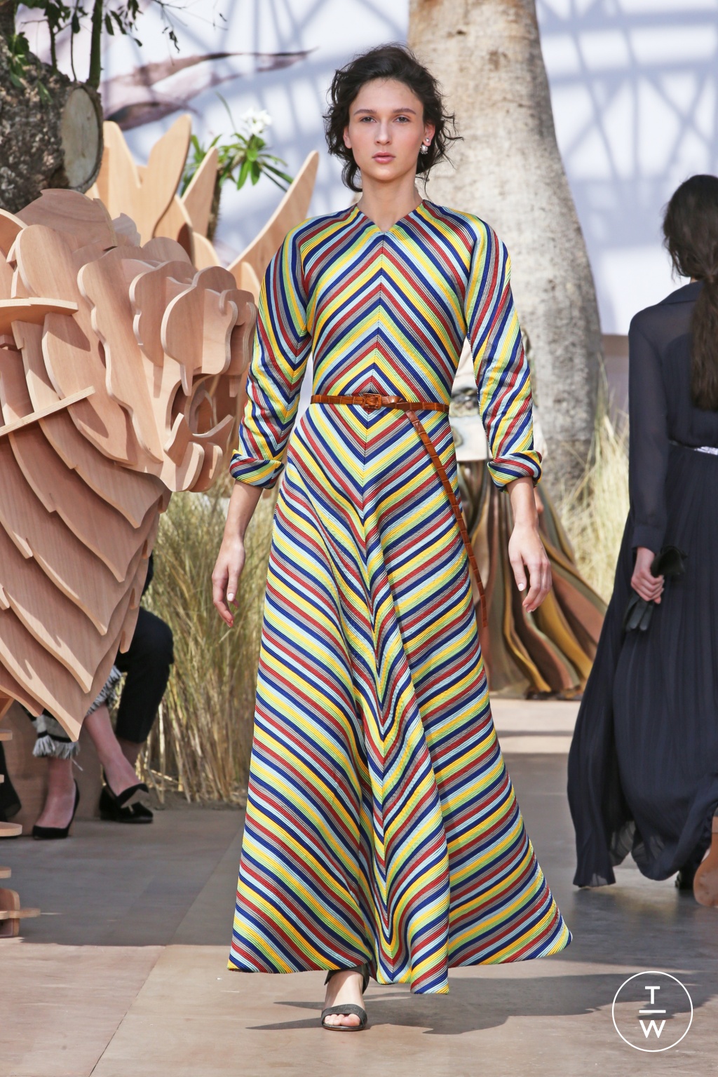 Christian Dior F W 17 Couture 43 The Fashion Search Engine walk