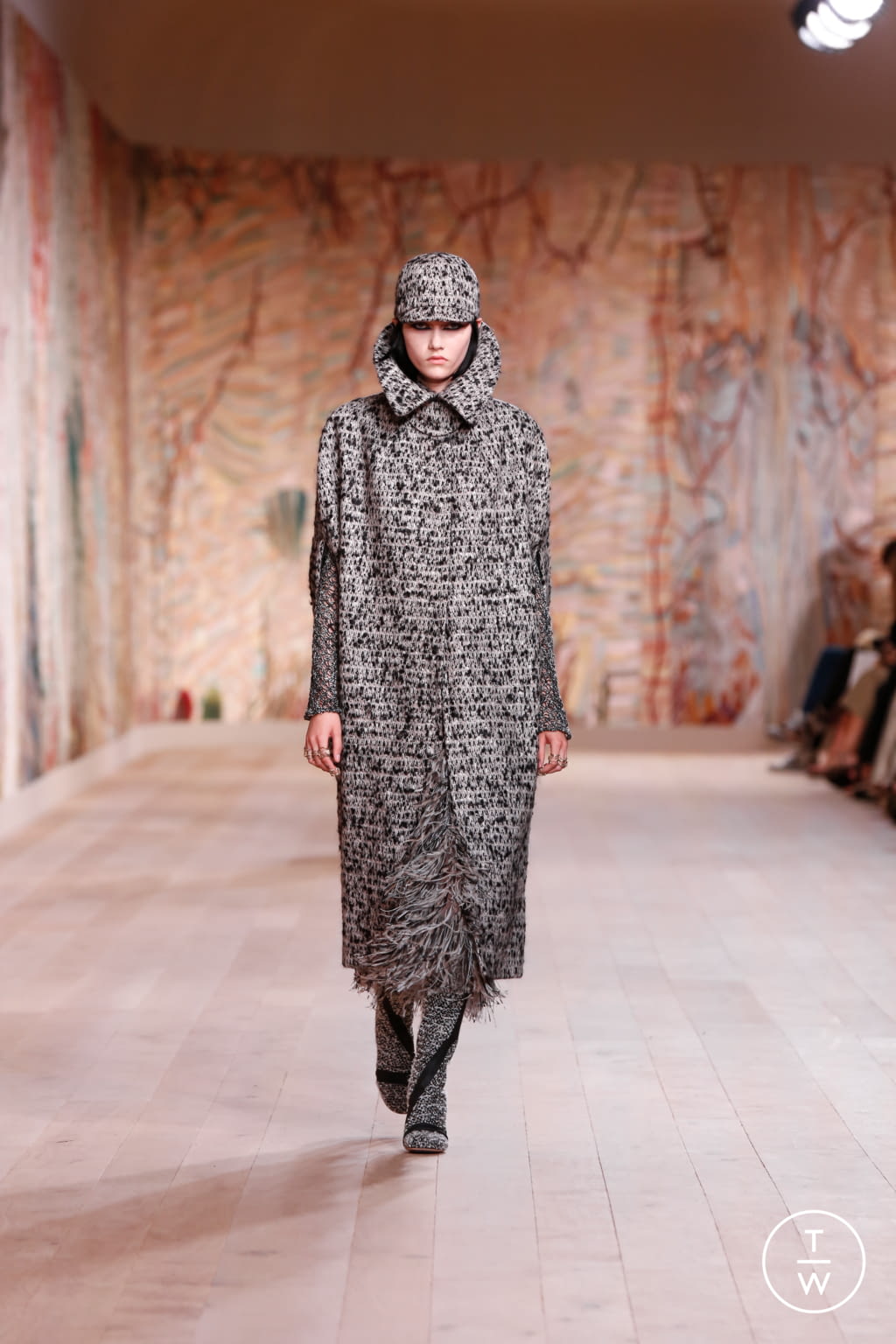 Fashion Week Paris Fall/Winter 2021 look 1 de la collection Christian Dior couture