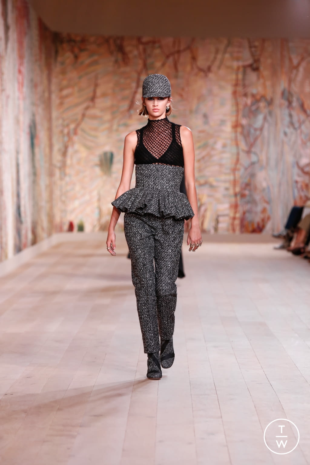 Fashion Week Paris Fall/Winter 2021 look 4 de la collection Christian Dior couture