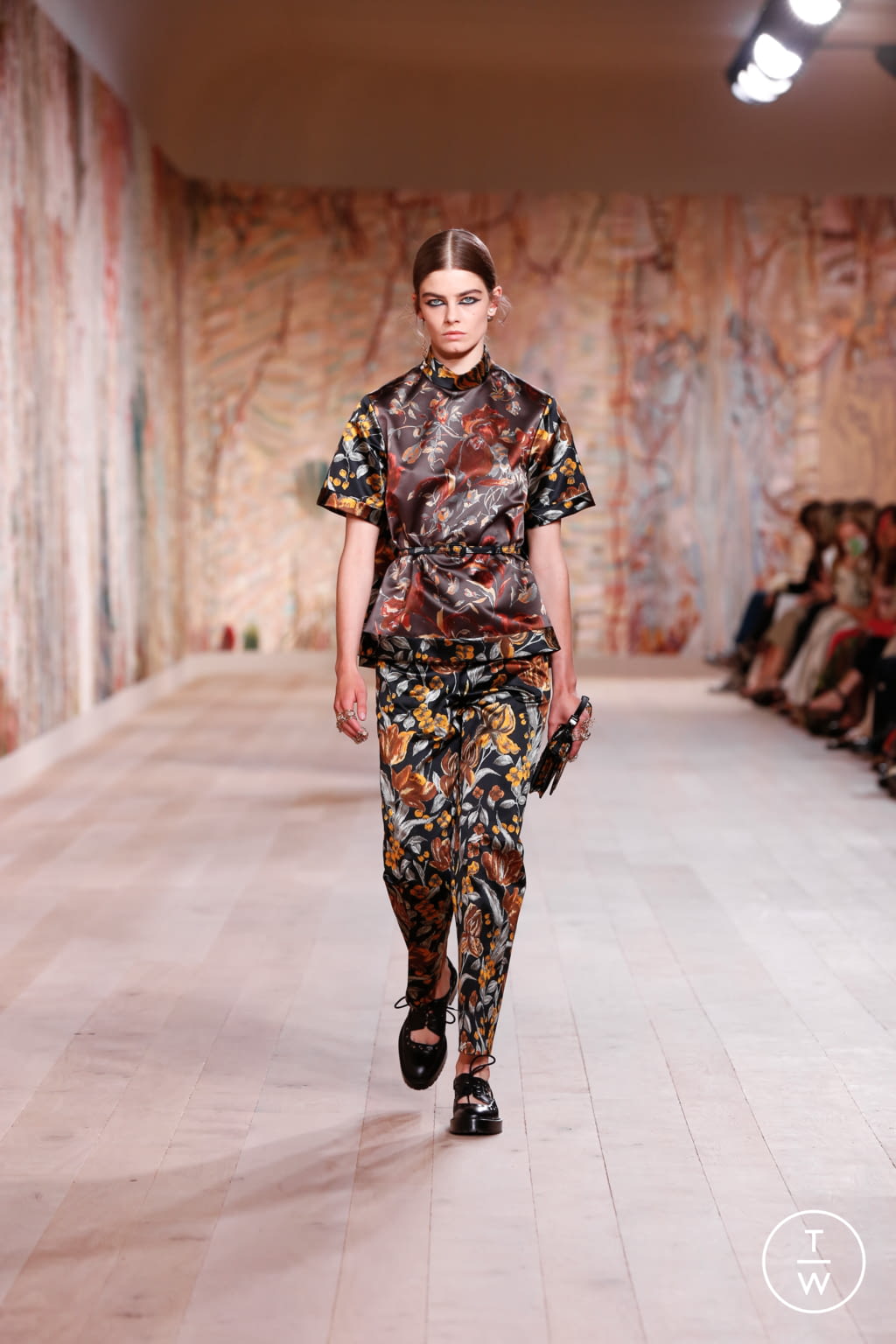 Fashion Week Paris Fall/Winter 2021 look 6 de la collection Christian Dior couture