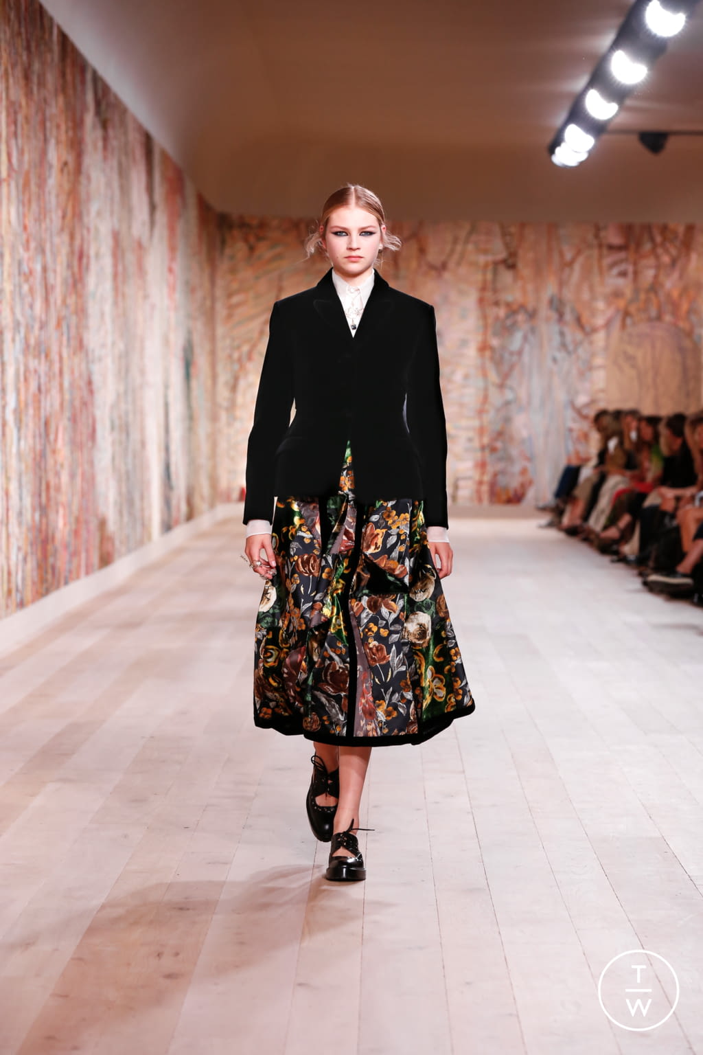Fashion Week Paris Fall/Winter 2021 look 7 de la collection Christian Dior couture