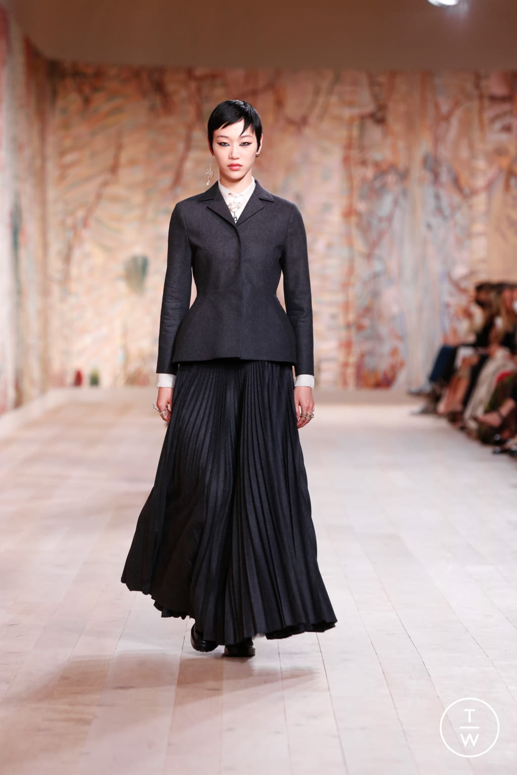Fashion Week Paris Fall/Winter 2021 look 11 de la collection Christian Dior couture