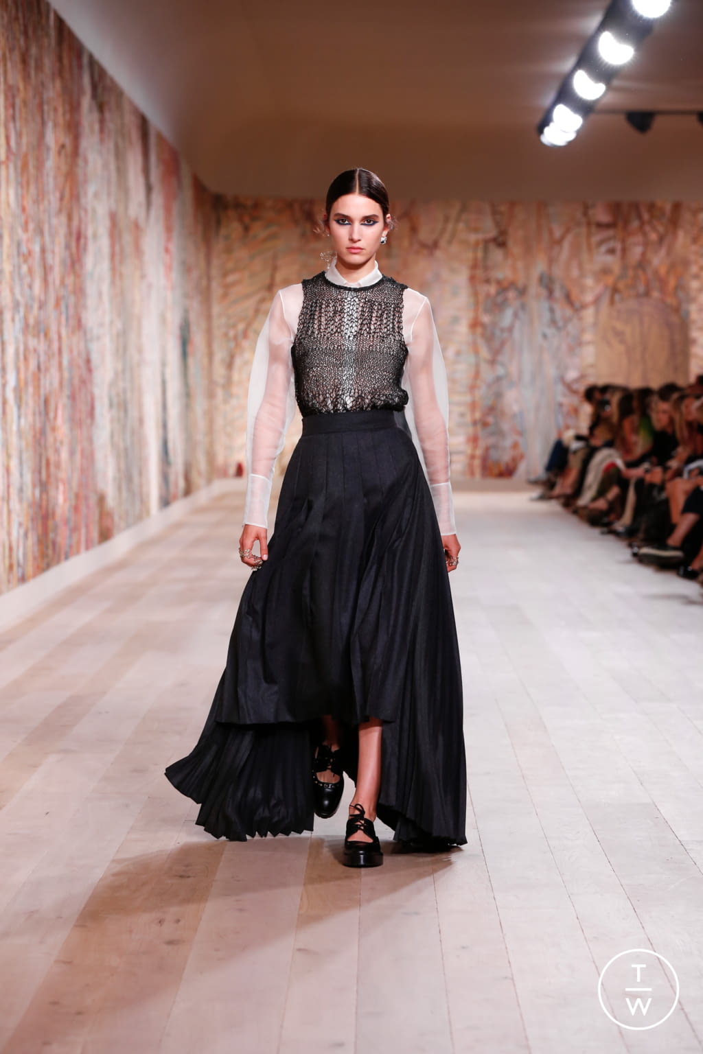 Fashion Week Paris Fall/Winter 2021 look 13 de la collection Christian Dior couture