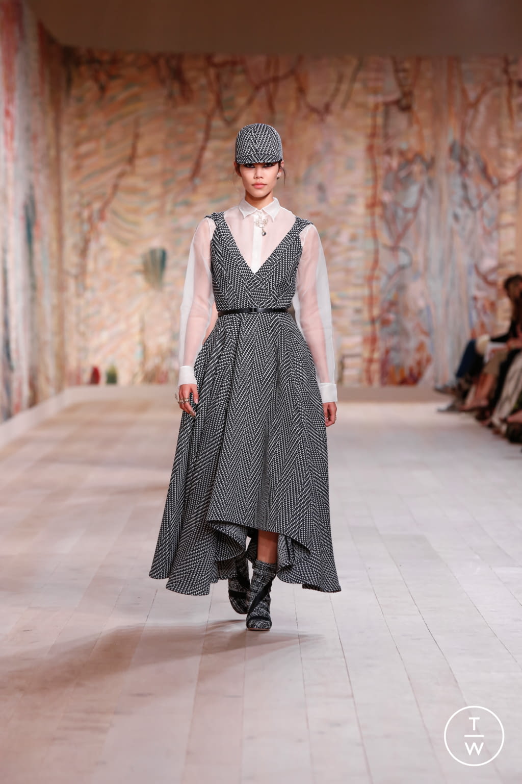 Fashion Week Paris Fall/Winter 2021 look 16 de la collection Christian Dior couture