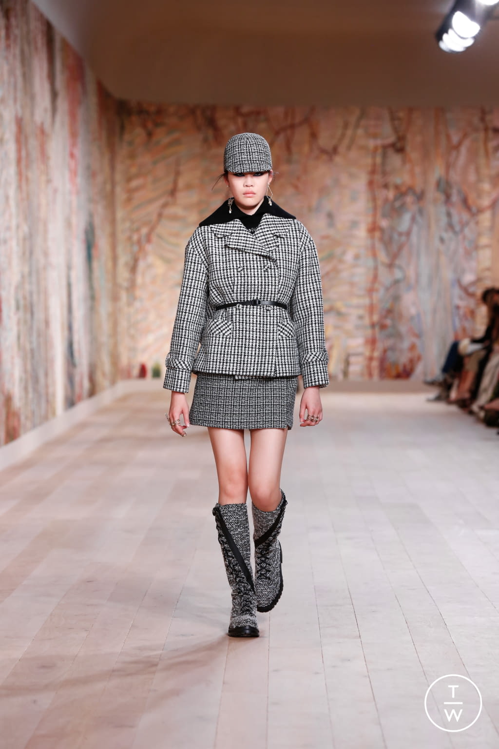 Fashion Week Paris Fall/Winter 2021 look 24 de la collection Christian Dior couture