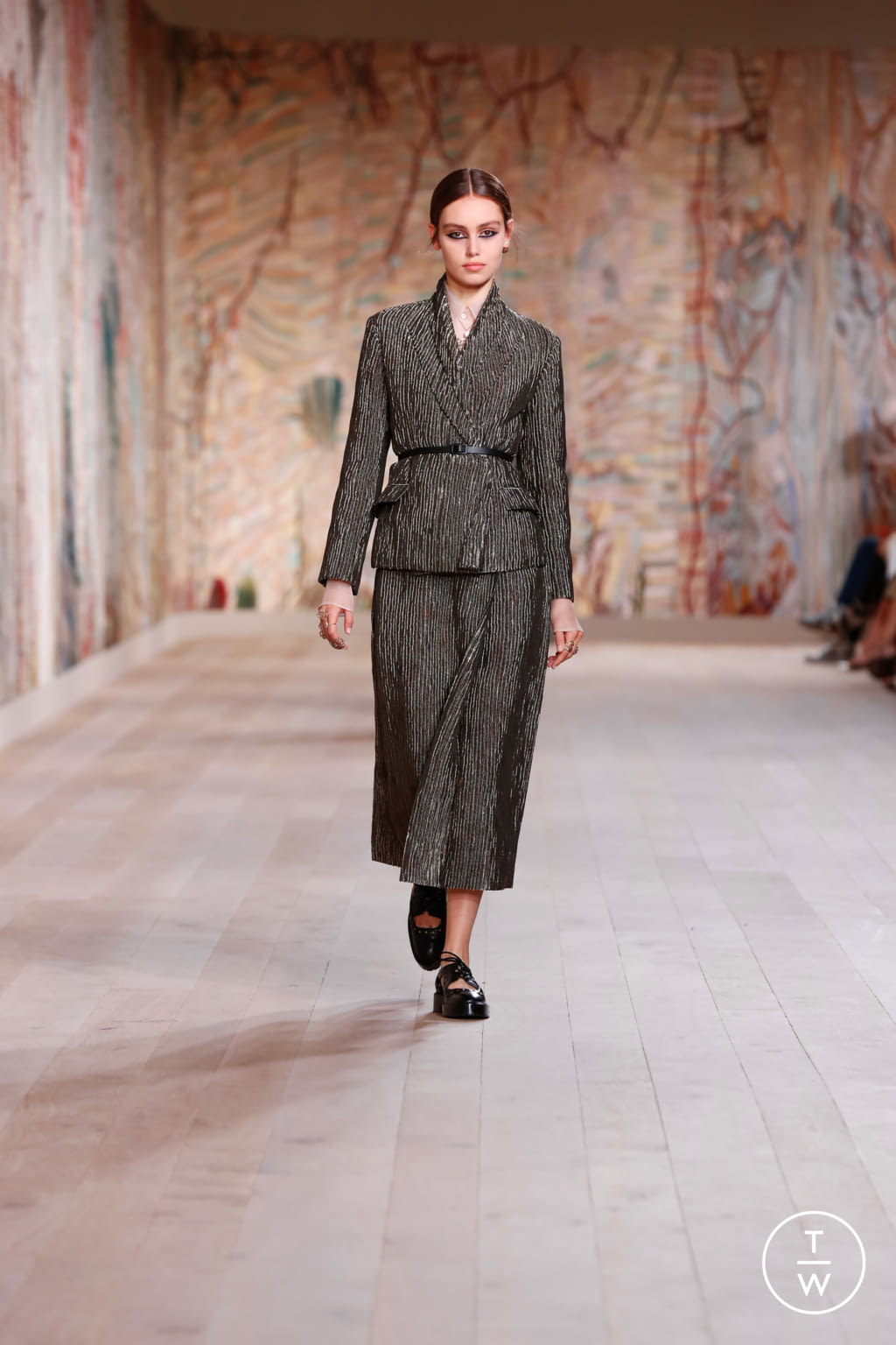 Fashion Week Paris Fall/Winter 2021 look 56 de la collection Christian Dior couture