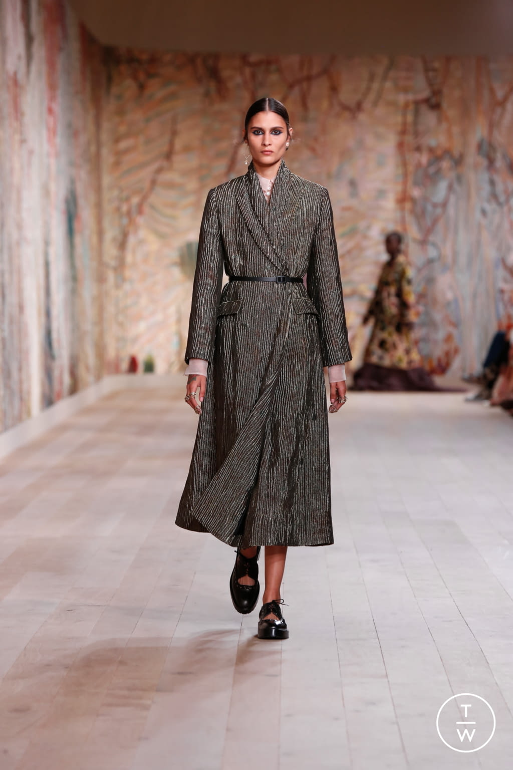 Fashion Week Paris Fall/Winter 2021 look 59 de la collection Christian Dior couture