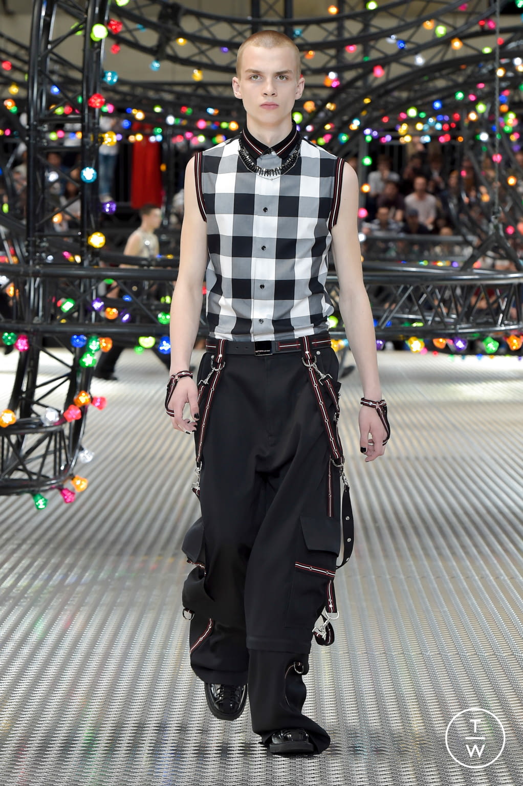 Fashion Week Paris Spring/Summer 2017 look 2 from the Dior Men collection 男装